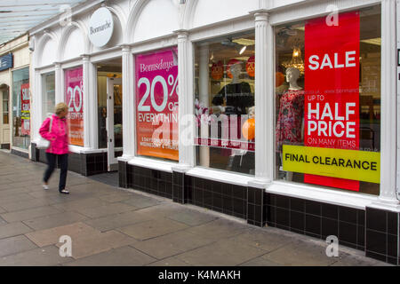 Bonmarche Summer Sales, bannière de vente, vitrine de magasin, magasin, design d'entreprise,vente au détail, illustration, marché, , panneau,rue, mode, avant, publicité, shopping,style, bâtiment, symbole, commercial, porte,moderne, commerce, étiquette, marketing, remise,affiche, concept, extérieur, maison, boutique,Publicité, panneau, vitrine, ville, dans Lord Street,Southport, Merseyside, Royaume-Uni Banque D'Images