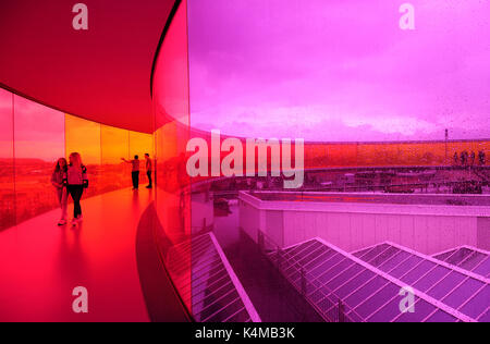 Votre 'Panorama' arc-en-ciel, Olafur Eliasson spectaculaire de l'œuvre d'art sur le toit de la das Kunstmuseum à Aarhus, Danemark Banque D'Images