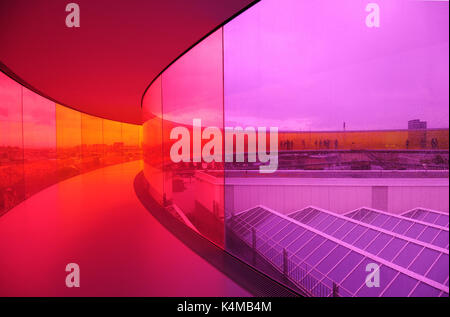 Votre 'Panorama' arc-en-ciel, Olafur Eliasson spectaculaire de l'œuvre d'art sur le toit de la das Kunstmuseum à Aarhus, Danemark Banque D'Images