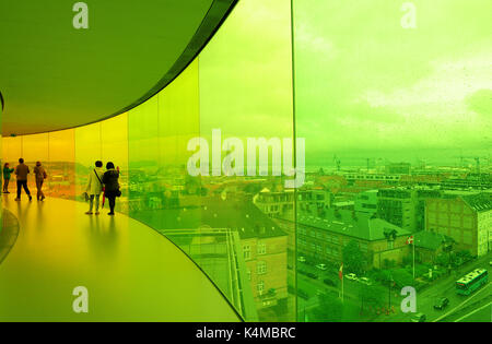 Votre 'Panorama' arc-en-ciel, Olafur Eliasson spectaculaire de l'œuvre d'art sur le toit de la das Kunstmuseum à Aarhus, Danemark Banque D'Images