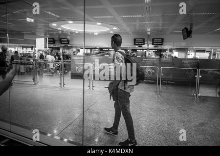 Italie, Milan, l'aéroport de Malpensa, les jeunes migrants égyptiens retourne dans son pays après cinq ans loin de la famille Banque D'Images