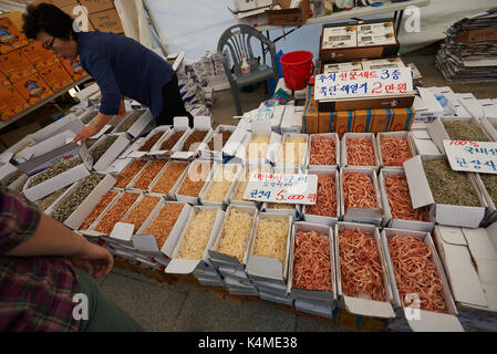 Poisson séché coréen market stall, le 30 octobre 2015, Séoul, Corée du Sud Banque D'Images