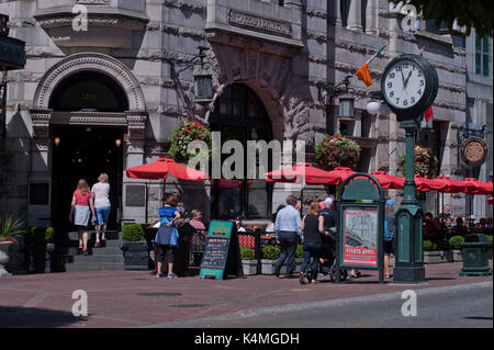 Les clients et les diners assis sur une terrasse de restaurant, Victoria, Colombie-Britannique, Canada. Banque D'Images