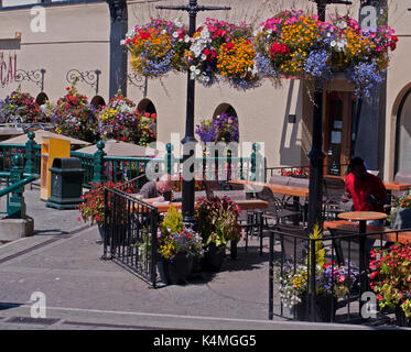 Les clients et les diners assis sur une terrasse de restaurant, Victoria, Colombie-Britannique, Canada. Banque D'Images