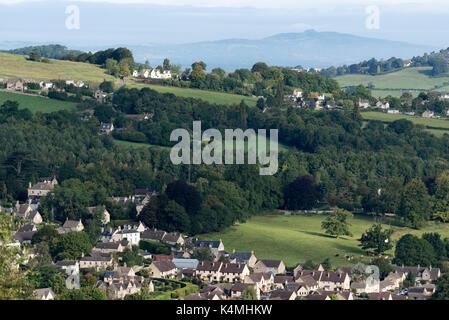 Un matin tôt vue de amberley gloucestershire Angleterre Royaume-Uni sur la vallée 34440 colombiers et longhope vers le sud peut hill. région des Cotswolds. Banque D'Images