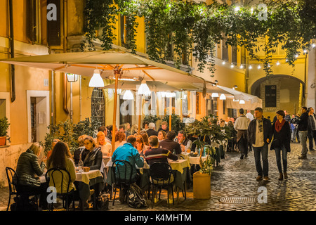 Scène de rue à Trastevere au soir Banque D'Images