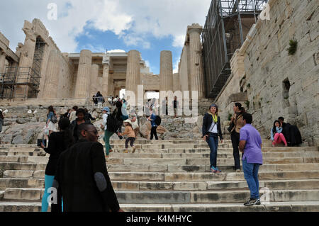 Athènes, Grèce - 6 mai 2014 : les gens à l'entrée de la Propylea Acropole d'Athènes. Banque D'Images