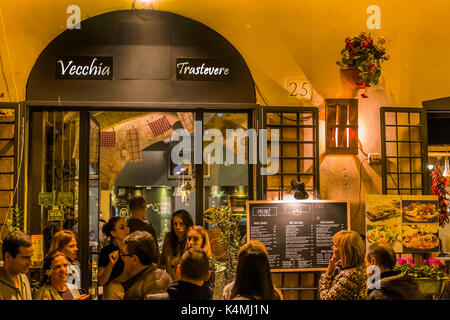 Les gens attendent en ligne en face de restaurant Vecchia Trastevere Banque D'Images