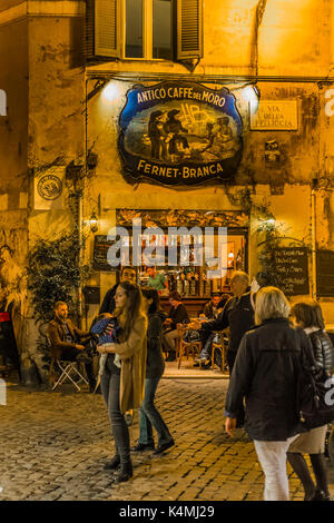 Scène de rue en face de l'antico caffe del Moro à nuit Banque D'Images