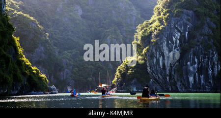 Kayak entre grottes et lagon dans la baie d'Ha Long, site du patrimoine mondial de l'UNESCO, au vietnam Banque D'Images