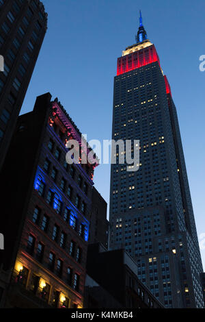 Empire state building domine le bâtiment ditson au crépuscule, NYC, usa Banque D'Images