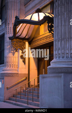 Auvent et porte au CUNY Graduate Center, E. 34th Street et Fifth Avenue, NYC, Etats-Unis Banque D'Images