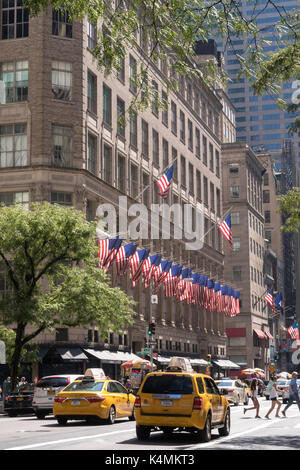 Des drapeaux américains à Saks Fifth Avenue, New York, USA Banque D'Images