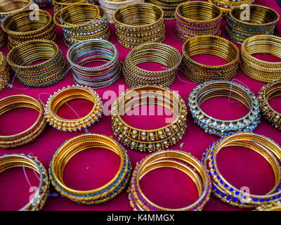 Un certain nombre de bracelets indiens traditionnels ou de brassards sur un marché à Jodhpur, Rajasthan, India Banque D'Images