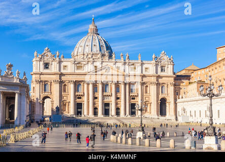 ITALT ROME LE VATICAN St Peters Square et basilique St Pierre du Vatican Roma Rome Lazio Italie Europe de l'UE Banque D'Images