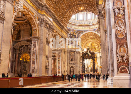 Intérieur de la Basilique Saint Pierre avec les touristes et les visiteurs de la Cité du Vatican, Site du patrimoine mondial de l'UNESCO, Rome, Latium, Italie, Europe Banque D'Images