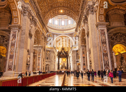 Intérieur de la Basilique Saint Pierre avec les touristes et les visiteurs de la Cité du Vatican, Site du patrimoine mondial de l'UNESCO, Rome, Latium, Italie, Europe Banque D'Images