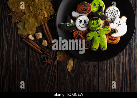 Des délicieux biscuits au gingembre pour l'halloween sur table en bois Banque D'Images