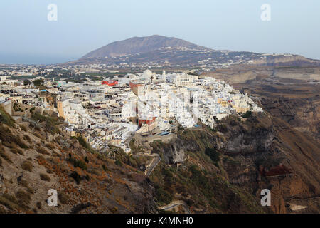 La fin de l'après-midi dans la ville de Fira blancs sur l'île de Thira / Santorin, Grèce Banque D'Images