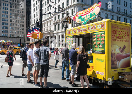 Nathan's célèbre hot-dogs et frites à Coupe ondulée panier alimentaire, NYC, usa Banque D'Images