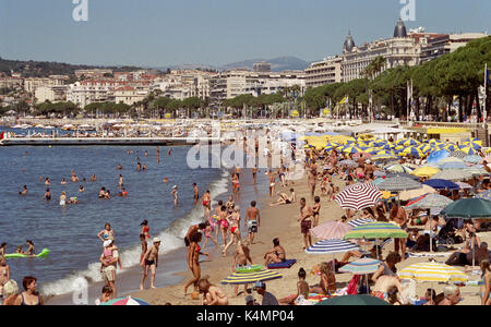 La plage de CANNES EN ÉTÉ - CANNES CROISETTE - CANNES FRENCH RIVIERA - aux personnes bénéficiant d'une piscine et bain de soleil à la plage de Cannes-ARGENT FILM© Frédéric Beaumont Banque D'Images