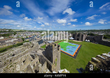 Le château médiéval domine le paysage au-dessus de la ville et rivière, à Pembroke, au Pays de Galles, Royaume-Uni, Europe Banque D'Images