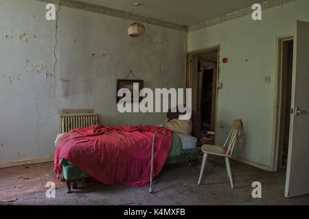 Le presbytère fut un foyer de soins pour les personnes âgées au sein de rampton, cambridgeshire. Il a fermé il y a plusieurs années et est devenu depuis l'abandon. Banque D'Images