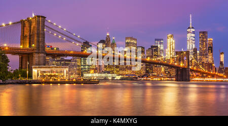 Pont de Brooklyn, East River, panorama, lower Manhattan skyline, new york, la nuit, new york city, États-Unis d'Amérique, Amérique du Nord Banque D'Images