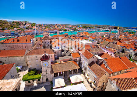 Trogir landmarks toits et sur la mer turquoise, l'unesco ville de Dalmatie, Croatie Banque D'Images