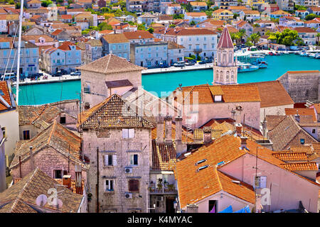 Trogir landmarks toits et sur la mer turquoise, l'unesco ville de Dalmatie, Croatie Banque D'Images