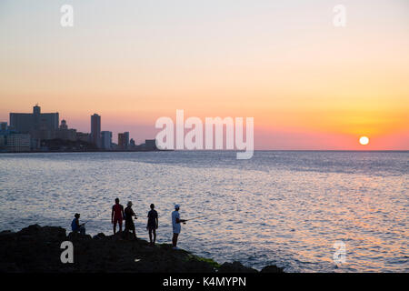 Les sections locales de pêche le malecon en soirée, Centro Habana, La Havane, Cuba, Antilles, Amérique centrale Banque D'Images