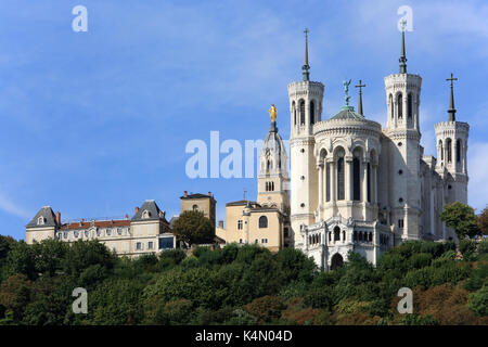 Basilique notre-dame de Fourvière avec ses quatre tours octogonales crénelées, Lyon, France, Europe Banque D'Images