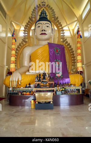 Grande statue de Bouddha Shakyamuni, assis Bouddha Sakyamuni gaya temple, Singapour, en Asie du sud-est, l'Asie Banque D'Images