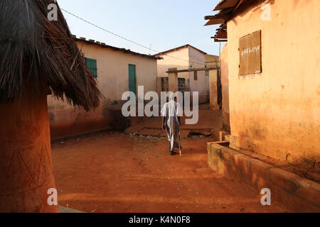 Vieil homme marcher à togoville au coucher du soleil, togoville, Togo, Afrique de l'ouest, l'Afrique Banque D'Images