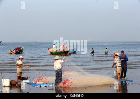 Les pêcheurs préparer un filet sur la plage, Vung Tau, Vietnam, Indochine, Asie du sud-est, l'Asie Banque D'Images