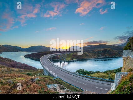Le loch a' chairn bhain, kylesku, kylesku bridge, monument sur la côte nord 500 route touristique, Sutherland, highlands, Scotland, Royaume-Uni, Europe Banque D'Images