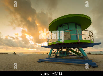 Lifeguard station sur South Beach au lever du soleil, Miami Beach, Miami, Floride, États-Unis d'Amérique, Amérique du Nord Banque D'Images