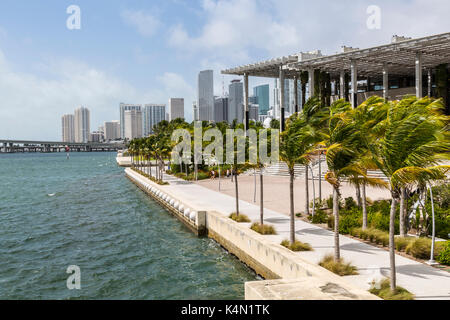 Vue du centre-ville et du musée d'art Perez depuis MacArthur Causeway, Miami Beach, Miami, Floride, États-Unis d'Amérique, Amérique du Nord Banque D'Images