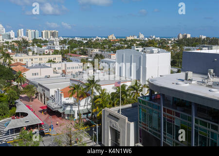 Vue élevée vers Collins Avenue et Lincoln Avenue dans South Beach, Miami Beach, Miami, Floride, États-Unis d'Amérique, Amérique du Nord Banque D'Images