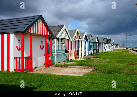 Sutton-sur-Mer, Lincolnshire, Royaume-Uni. août 19, 2017 ciel orageux. avec le soleil peeking through assez pour allumer les cabanes de plage sur le front de mer de sutto Banque D'Images