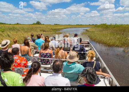 Les touristes à bord d'airboat dans les Everglades Safari park, Miami, Floride, États-Unis d'Amérique, Amérique du Nord Banque D'Images