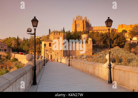 Pont Puente de San Martin, san juan de los Reyes monastery, Tolède, Castille-la Manche, Espagne, Europe Banque D'Images