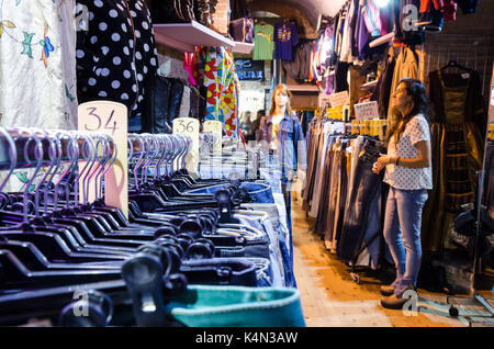 Un étal vendant pantalons dans les écuries, partie du marché de Camden market à Camden Town, Londres, Royaume-Uni. Banque D'Images