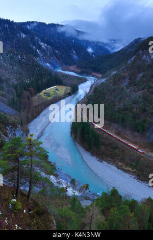 Le transit de l'train rouge dans la gorge, rhein (gorge ruinaulta), Flims, imboden, Grisons, Suisse, Europe Banque D'Images