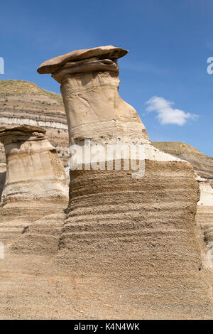 Les cheminées, des formations rocheuses formées par l'érosion de la bentonite, dans les badlands près de Drumheller en Alberta, au Canada, en Amérique du Nord Banque D'Images