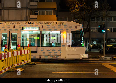 Dusseldorf, Allemagne - 16 avril 2017 : tramway vide avec son pilote de nuit à Dusseldorf, Allemagne Banque D'Images