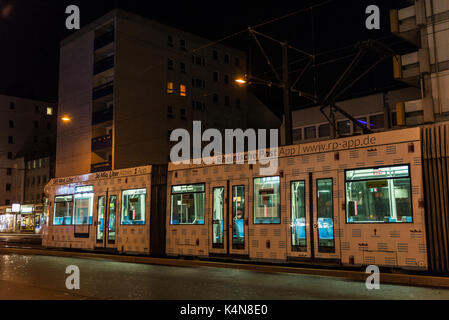 Dusseldorf, Allemagne - 16 avril 2017 : tram avec les passagers de nuit à Dusseldorf, Allemagne Banque D'Images