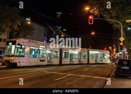 Dusseldorf, Allemagne - 16 avril 2017 : tramway avec une rue pleine de feux de circulation en rouge la nuit à Dusseldorf, Allemagne Banque D'Images