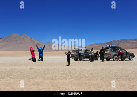 Les touristes prendre des photos sur un voyage dans le sud de la Bolivie jeep Banque D'Images