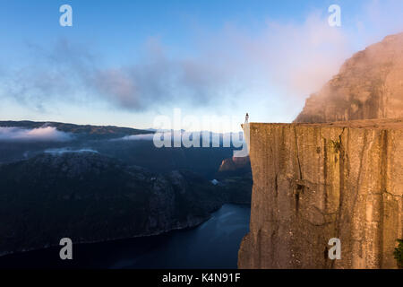 Matin brumeux sur preikestolen Banque D'Images